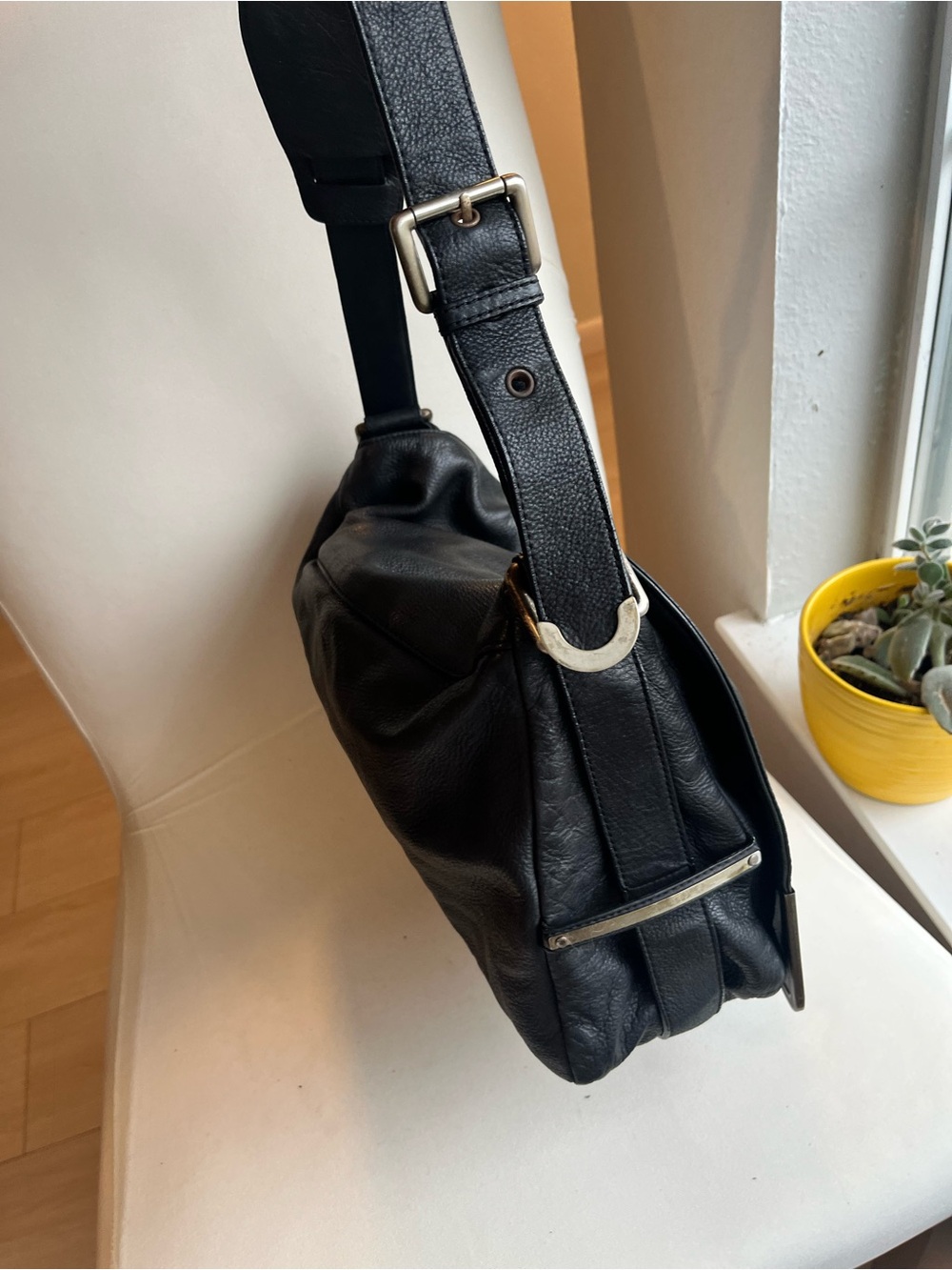 Kenneth Cole Black Leather Messenger Bag with Metal Corner Accents - Picture 3 of 9
